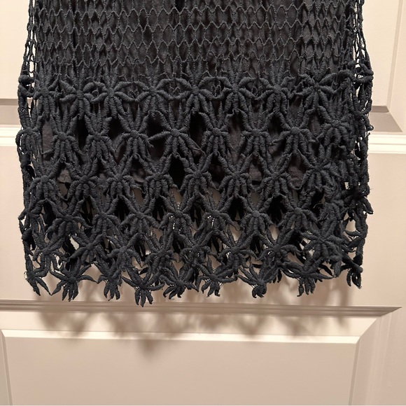 Elegant Black Sleeveless Dress - Picture 4 of 5